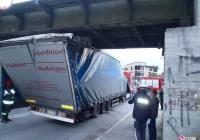 Nowy Sącz: ciężarówka z  piwem wbiła się pod wiadukt - zdjęcie główne