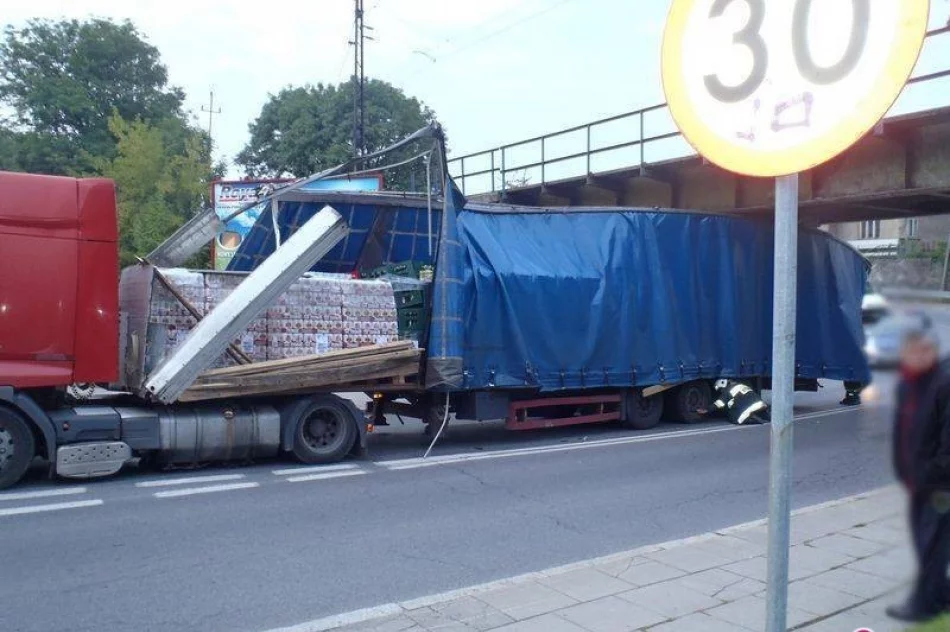 Nowy Sącz: ciężarówka z  piwem wbiła się pod wiadukt - zdjęcie 2