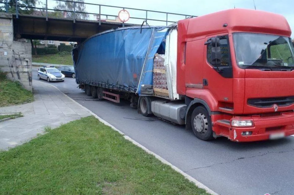 Nowy Sącz: ciężarówka z  piwem wbiła się pod wiadukt - zdjęcie 3