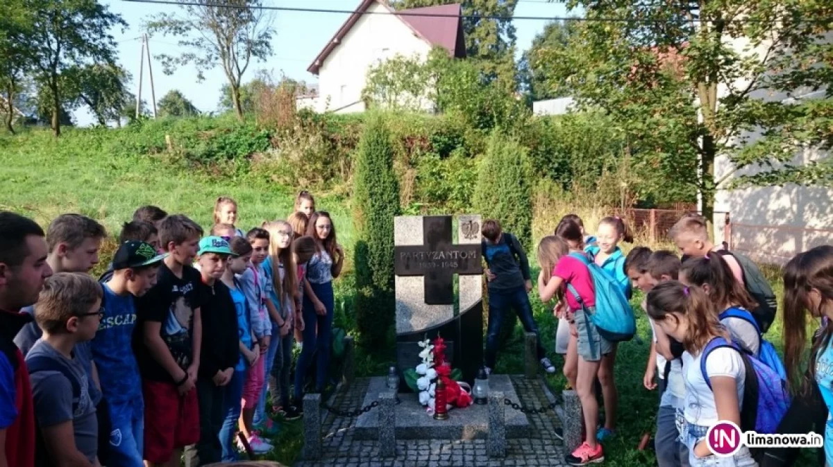 Gimnazjaliści na ścieżce edukacyjno-historycznej uczyli się o „Cichociemnych”