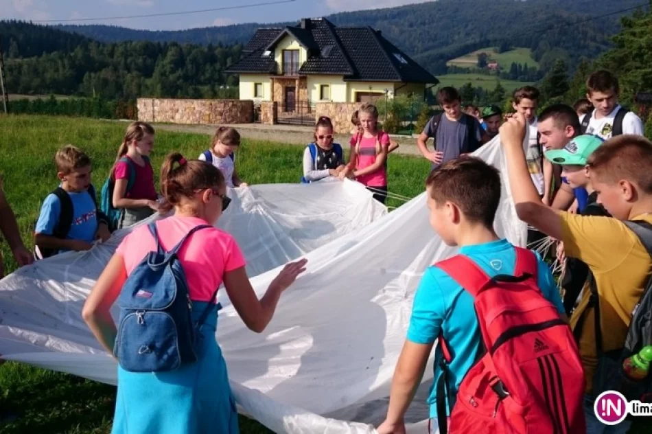 Gimnazjaliści na ścieżce edukacyjno-historycznej uczyli się o „Cichociemnych” - zdjęcie 2