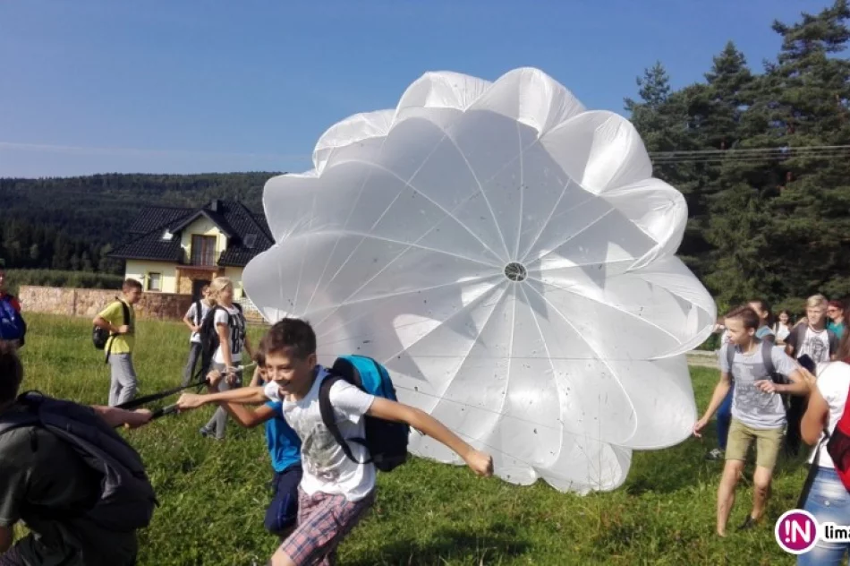 Gimnazjaliści na ścieżce edukacyjno-historycznej uczyli się o „Cichociemnych” - zdjęcie 3