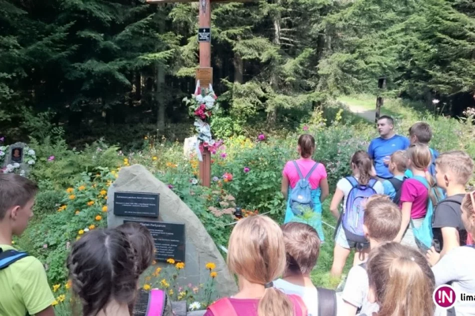 Gimnazjaliści na ścieżce edukacyjno-historycznej uczyli się o „Cichociemnych” - zdjęcie 4