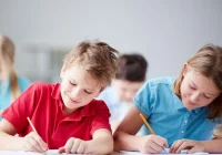 Zajęcia w szkołach podczas upałów - komunikat MEN - zdjęcie główne