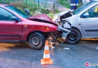 Czołowe zderzenie samochodów - zdjęcie główne