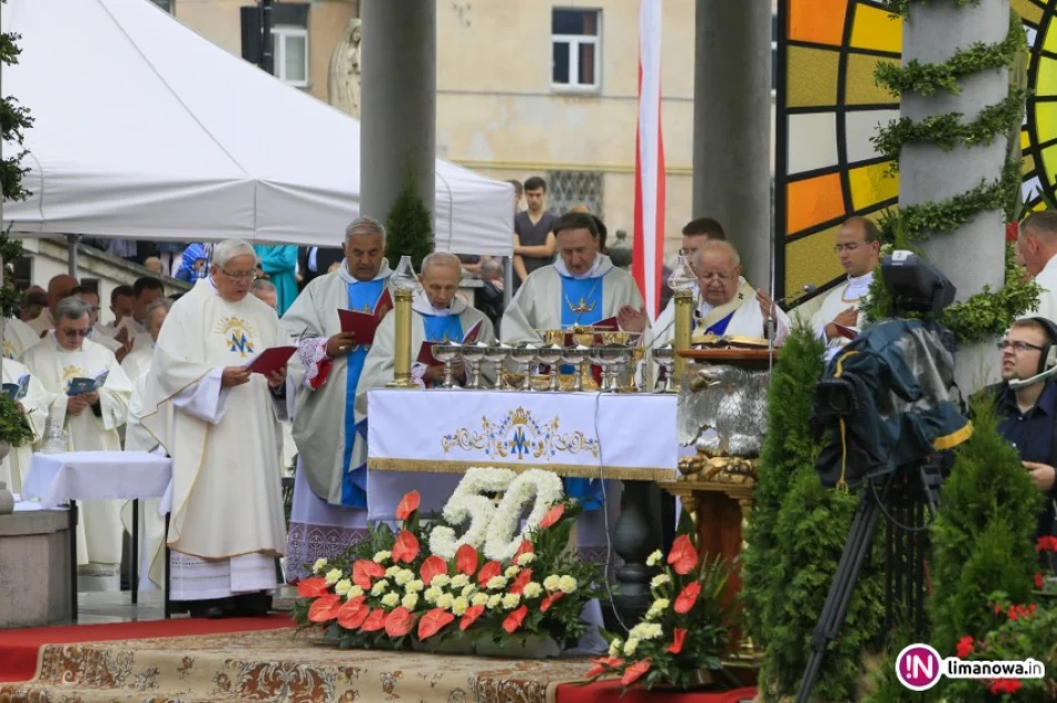 Tłumy wiernych na centralnej uroczystości odpustowej z kard. Dziwiszem (retransmisja TV Trwam) - zdjęcie 3