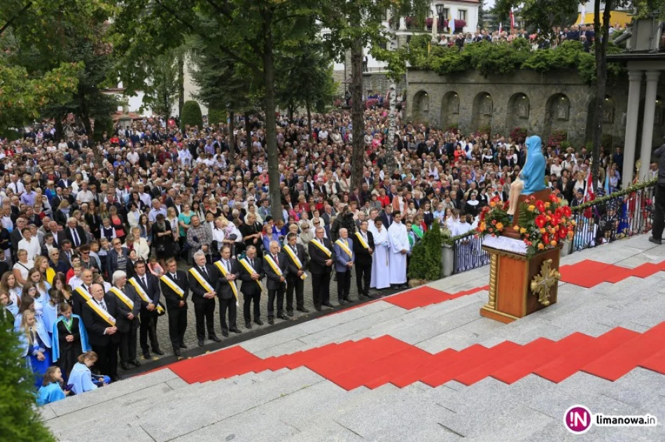 Tłumy wiernych na centralnej uroczystości odpustowej z kard. Dziwiszem (retransmisja TV Trwam) - zdjęcie 4