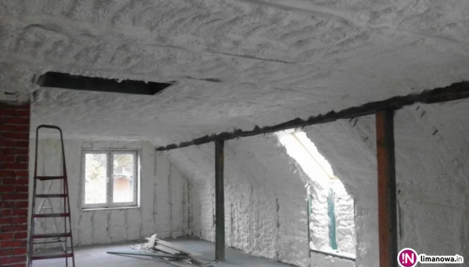 Cieplejszy dom zimą - docieplanie pianą poddaszy i skosów betonowych - zdjęcie 1