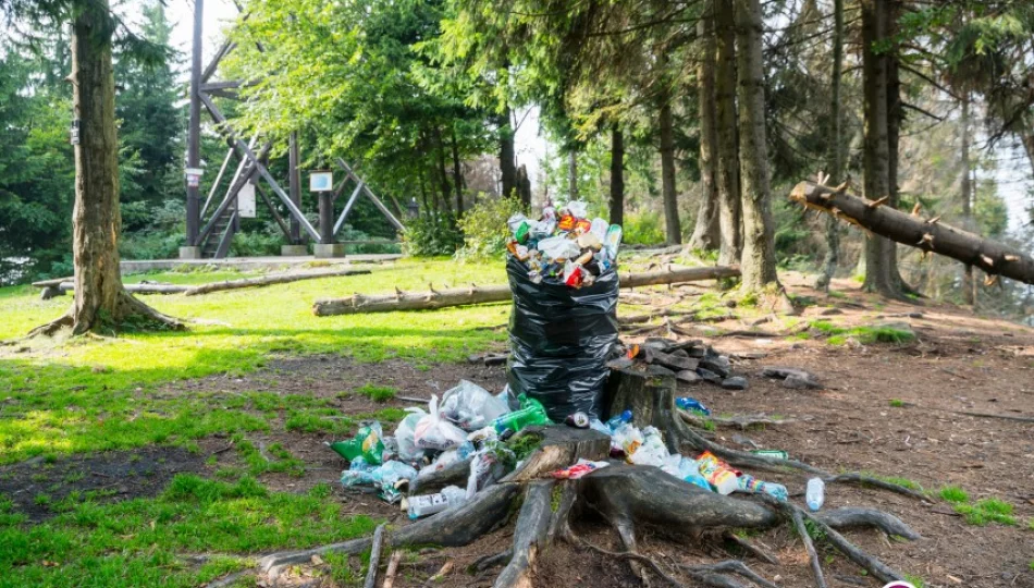 Zaśmiecony Rezerwat przyrody Mogielica - zdjęcie 1