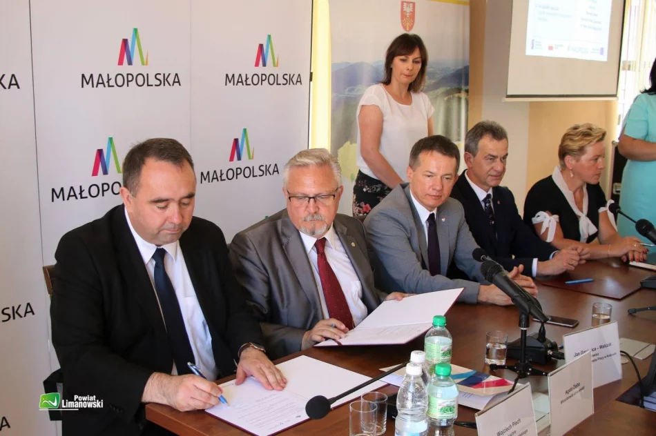 Samorządowcy podpisali umowy na projekty oferujące szkolenia i kursy - zdjęcie 8