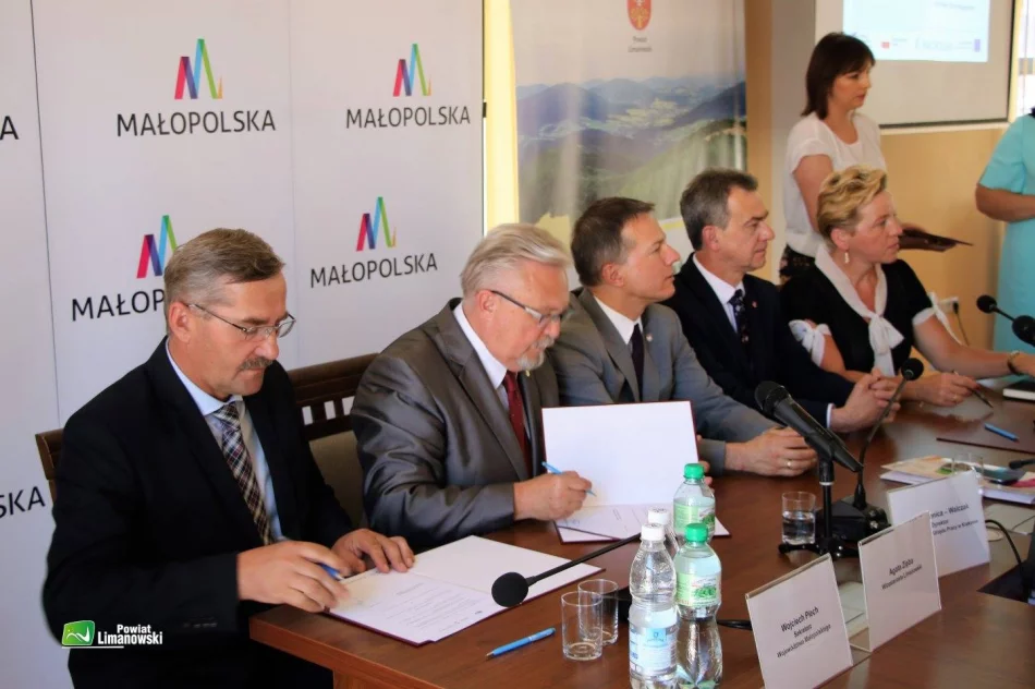 Samorządowcy podpisali umowy na projekty oferujące szkolenia i kursy - zdjęcie 13