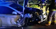 Kierowca stracił panowanie nad autem. Uderzył w drzewo, znak i przydrożną barierę - zdjęcie 2
