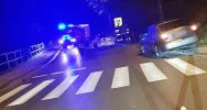 Kierowca stracił panowanie nad autem. Uderzył w drzewo, znak i przydrożną barierę - zdjęcie 3