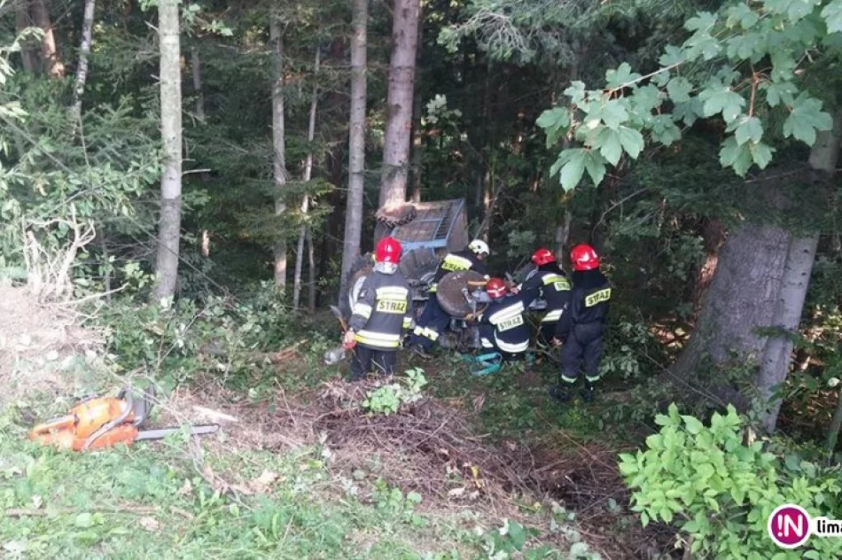 Ciągnik zsunął się ze skarpy i zatrzymał w lesie. Jedna osoba trafiła do szpitala - zdjęcie 2