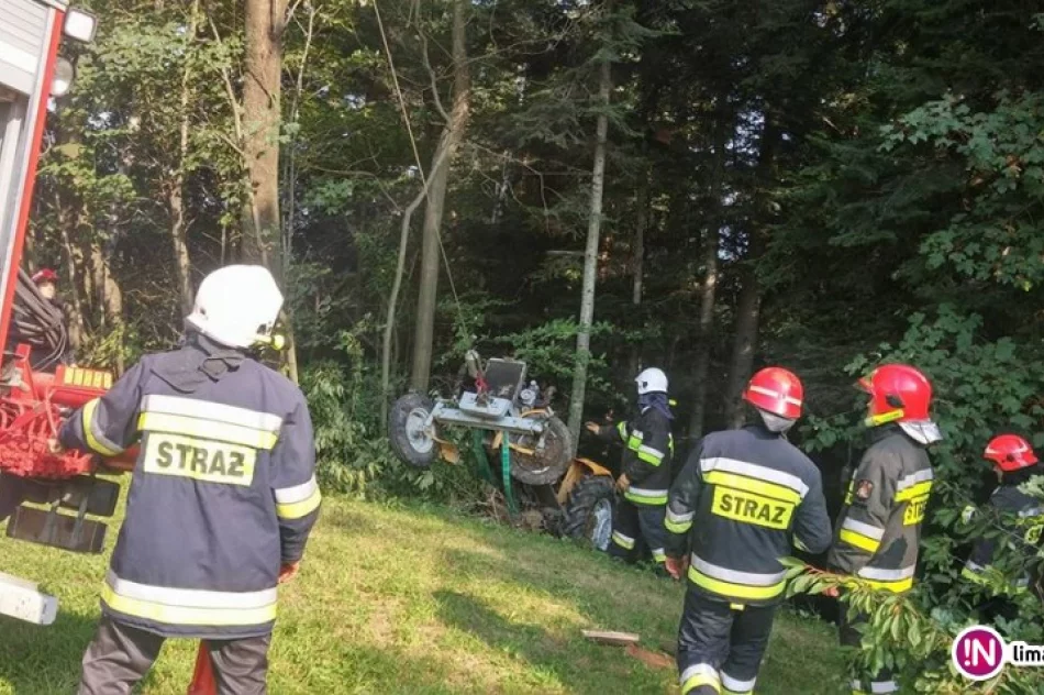 Ciągnik zsunął się ze skarpy i zatrzymał w lesie. Jedna osoba trafiła do szpitala - zdjęcie 3
