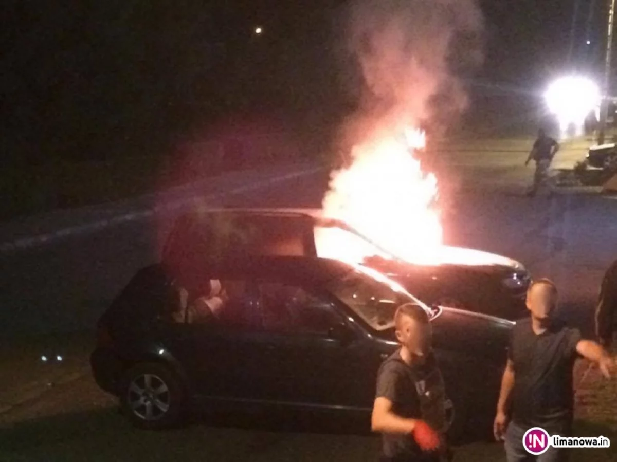 Nocny pożar samochodu (wideo)