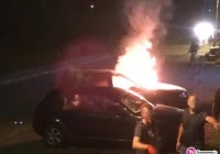 Nocny pożar samochodu (wideo) - zdjęcie główne