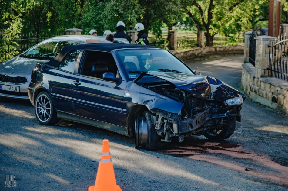 Kierowca Volkswagena uderzył w kościelny mur - zdjęcie 2