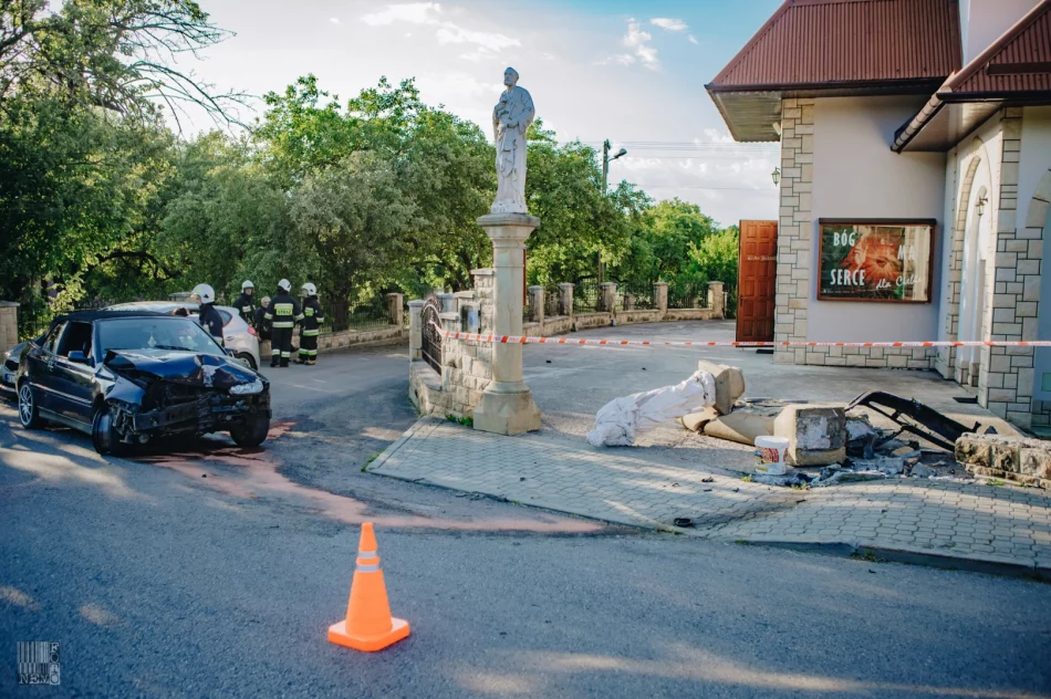 Kierowca Volkswagena uderzył w kościelny mur - zdjęcie 8