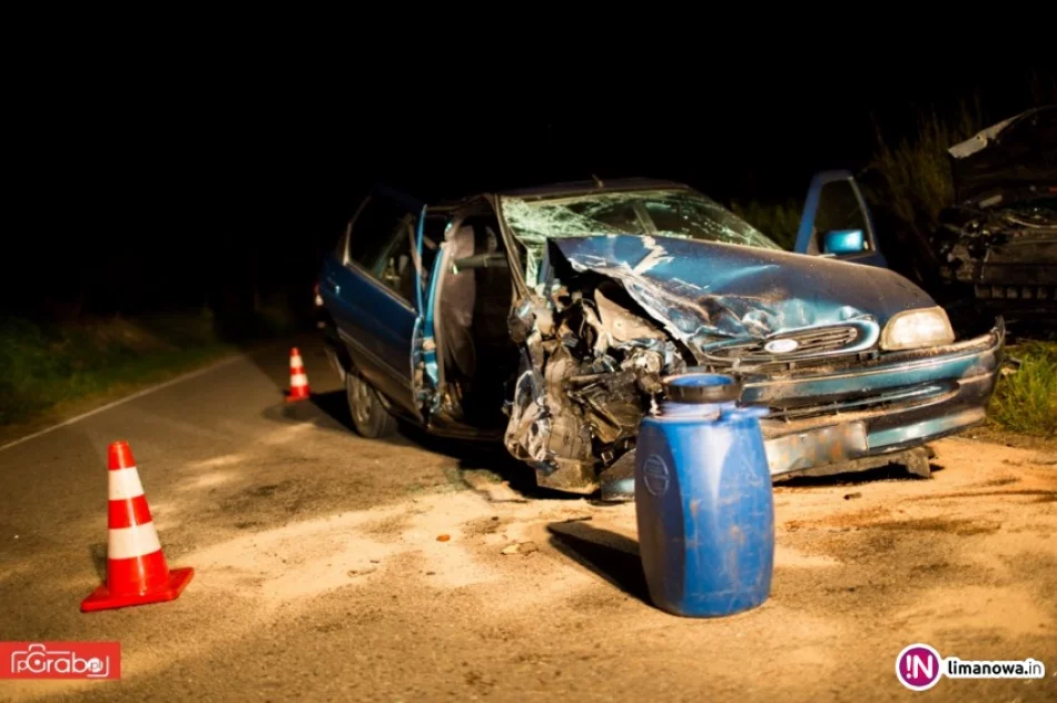 Czołowe zderzenie samochodów - zdjęcie 4