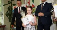 Nagrody dla uczniów, podziękowania dla nauczycieli na uroczystym  podsumowaniu roku szkolnego  - zdjęcie 2