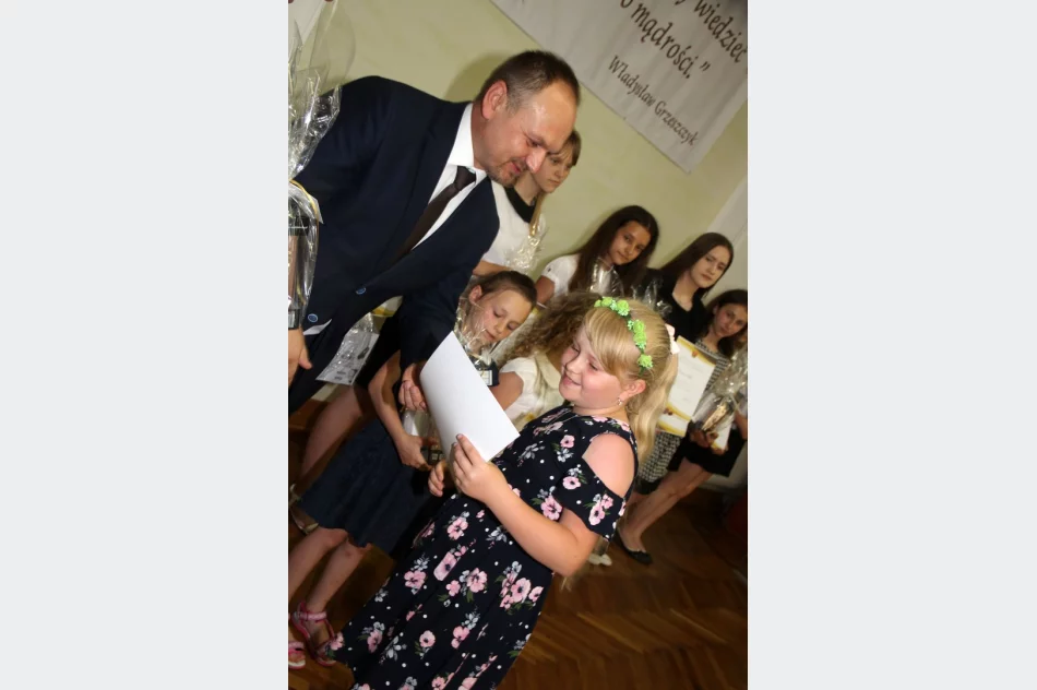 Nagrody dla uczniów, podziękowania dla nauczycieli na uroczystym  podsumowaniu roku szkolnego  - zdjęcie 4