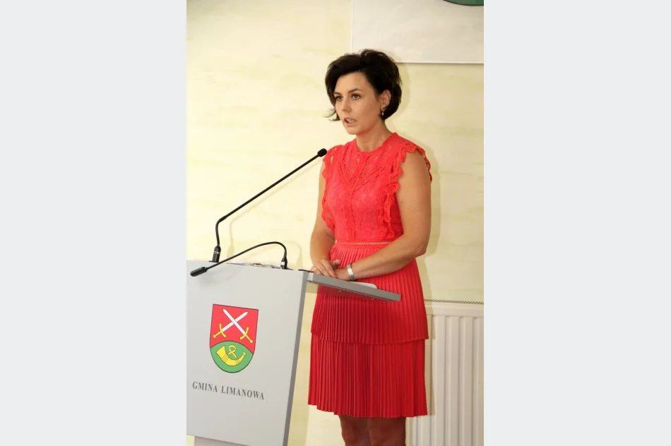 Nagrody dla uczniów, podziękowania dla nauczycieli na uroczystym  podsumowaniu roku szkolnego  - zdjęcie 6