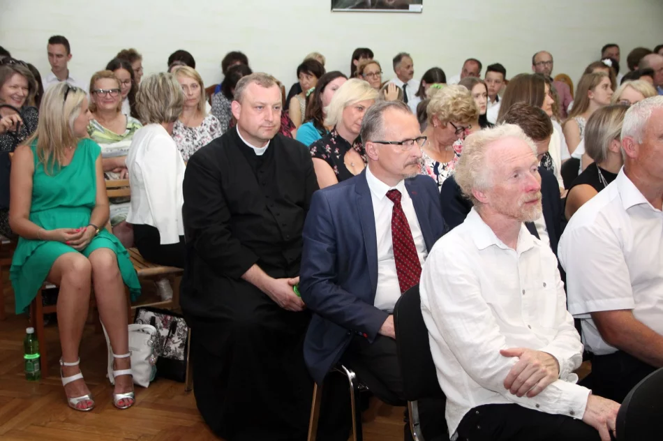 Nagrody dla uczniów, podziękowania dla nauczycieli na uroczystym  podsumowaniu roku szkolnego  - zdjęcie 7