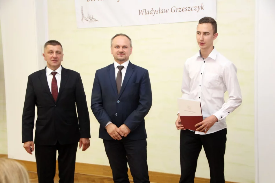 Nagrody dla uczniów, podziękowania dla nauczycieli na uroczystym  podsumowaniu roku szkolnego  - zdjęcie 10