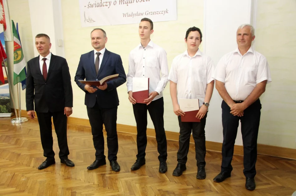 Nagrody dla uczniów, podziękowania dla nauczycieli na uroczystym  podsumowaniu roku szkolnego  - zdjęcie 11