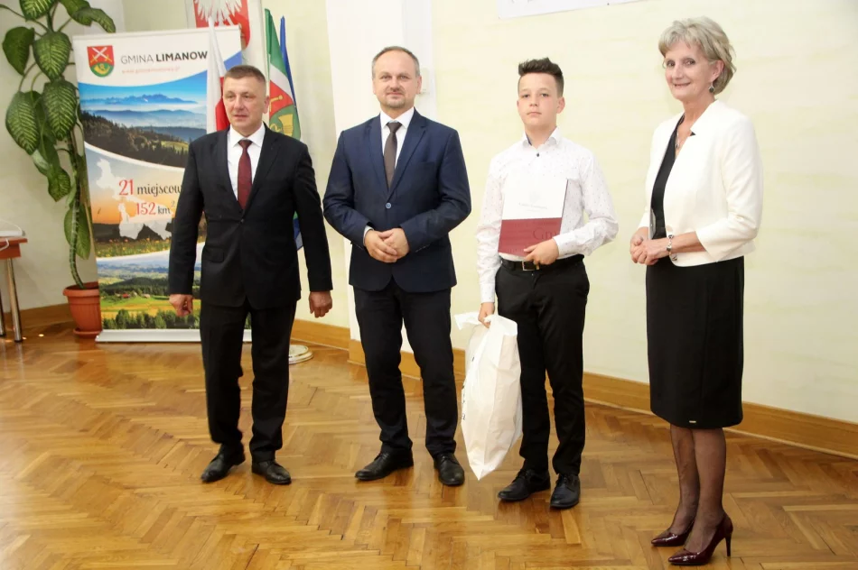 Nagrody dla uczniów, podziękowania dla nauczycieli na uroczystym  podsumowaniu roku szkolnego  - zdjęcie 12