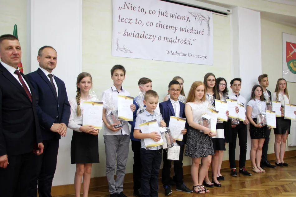 Nagrody dla uczniów, podziękowania dla nauczycieli na uroczystym  podsumowaniu roku szkolnego  - zdjęcie 16