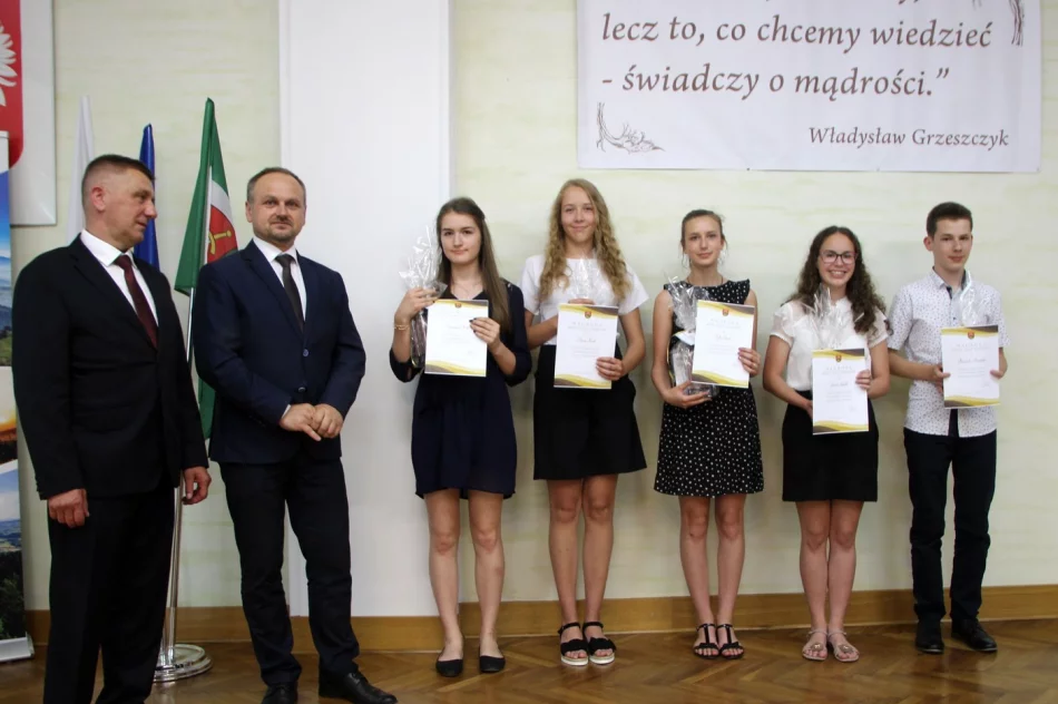 Nagrody dla uczniów, podziękowania dla nauczycieli na uroczystym  podsumowaniu roku szkolnego  - zdjęcie 17