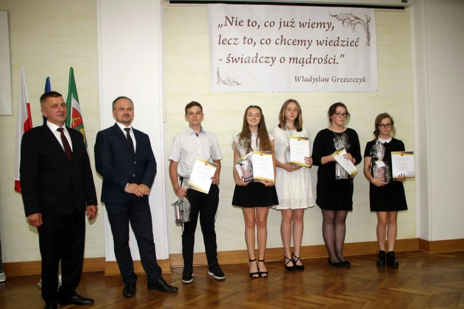 Nagrody dla uczniów, podziękowania dla nauczycieli na uroczystym  podsumowaniu roku szkolnego  - zdjęcie 19