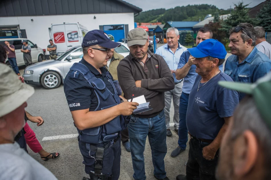 Stowarzyszenie zablokowało wjazd na działkę, gmina poleciła przeciąć ogrodzenie. Interweniowała policja - zdjęcie 4