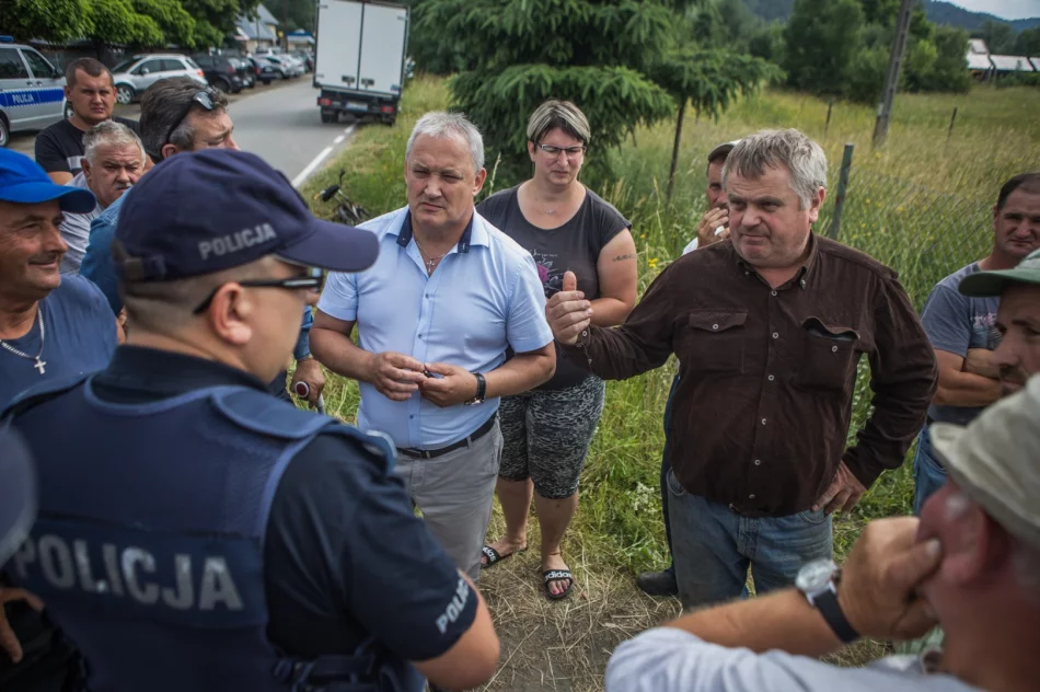 Stowarzyszenie zablokowało wjazd na działkę, gmina poleciła przeciąć ogrodzenie. Interweniowała policja - zdjęcie 5