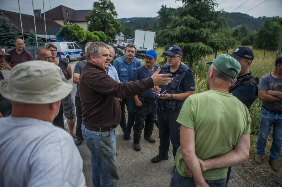 Stowarzyszenie zablokowało wjazd na działkę, gmina poleciła przeciąć ogrodzenie. Interweniowała policja - zdjęcie 6