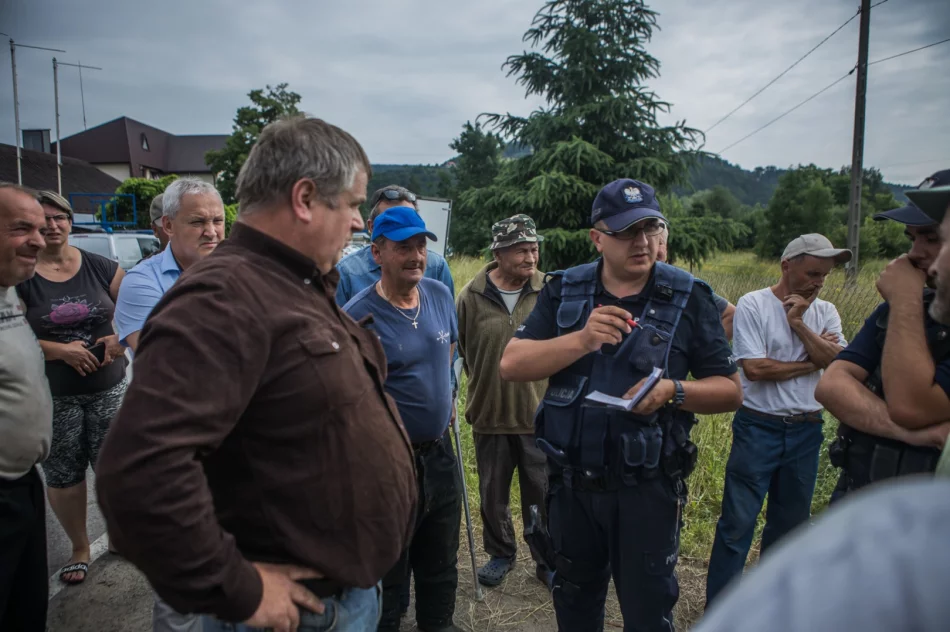 Stowarzyszenie zablokowało wjazd na działkę, gmina poleciła przeciąć ogrodzenie. Interweniowała policja - zdjęcie 7