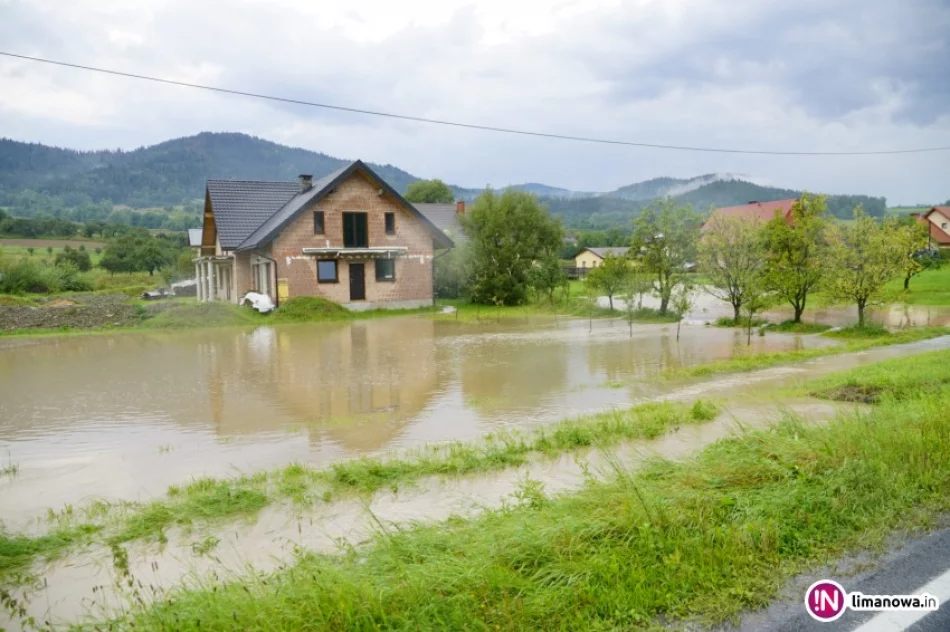 Kilkadziesiąt minut ulewy: podtopione domy, obsunęła się ziemia (zdjęcia) - zdjęcie 2