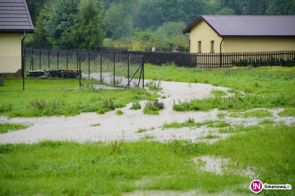 Kilkadziesiąt minut ulewy: podtopione domy, obsunęła się ziemia (zdjęcia) - zdjęcie 3