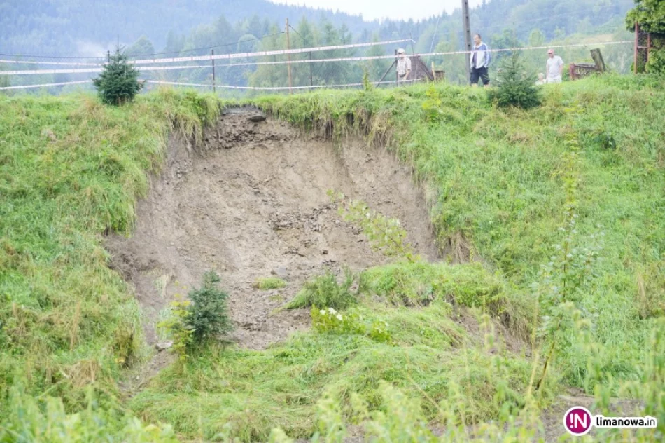 Kilkadziesiąt minut ulewy: podtopione domy, obsunęła się ziemia (zdjęcia) - zdjęcie 4