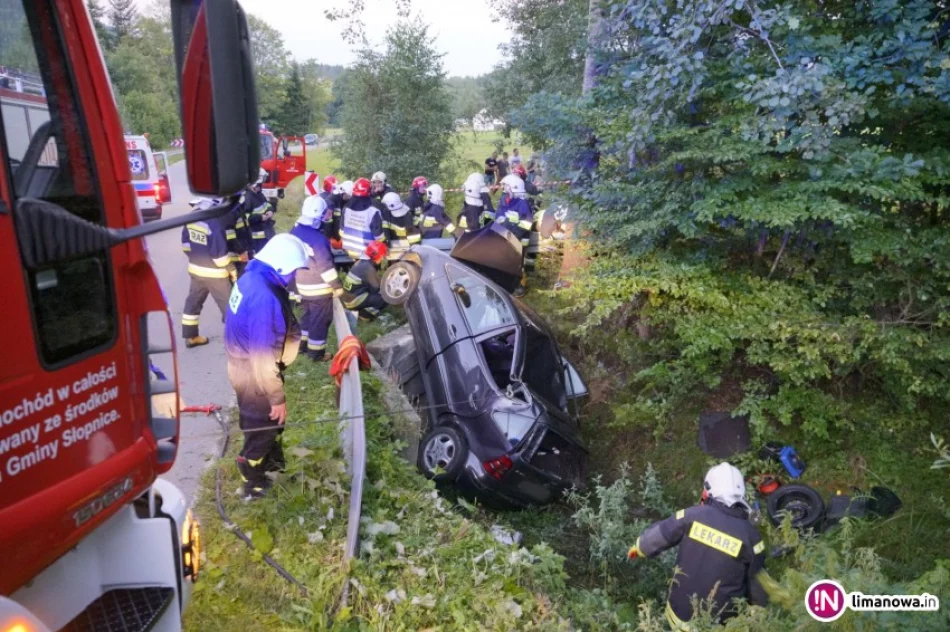 Mercedes uderzył w drzewo i zawisł na przepuście. Kierowcę wydobywali strażacy - zdjęcie 2