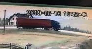 Poszukiwany kierowca ciężarówki, który spowodował groźnie wyglądający wypadek - zdjęcie 5