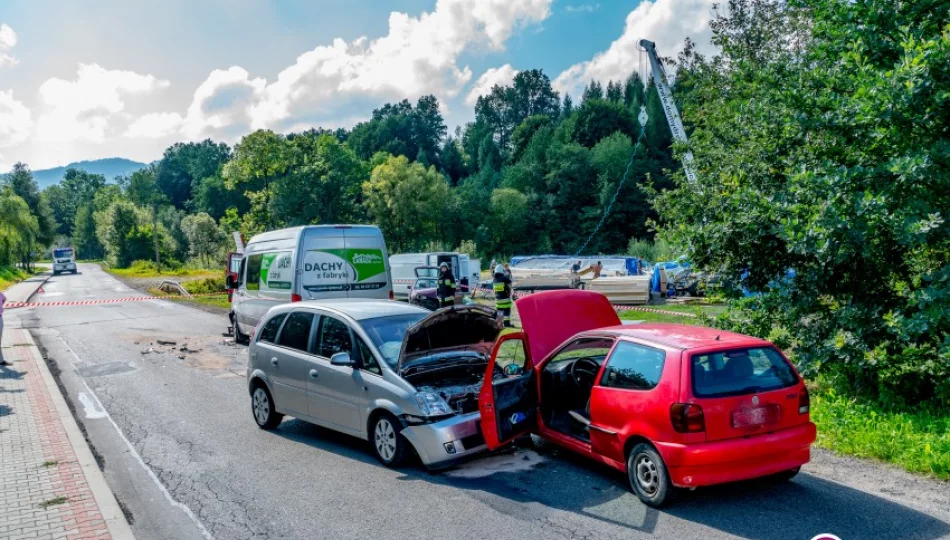 Zderzenie czterech samochodów. Dwie osoby ranne - zdjęcie 1