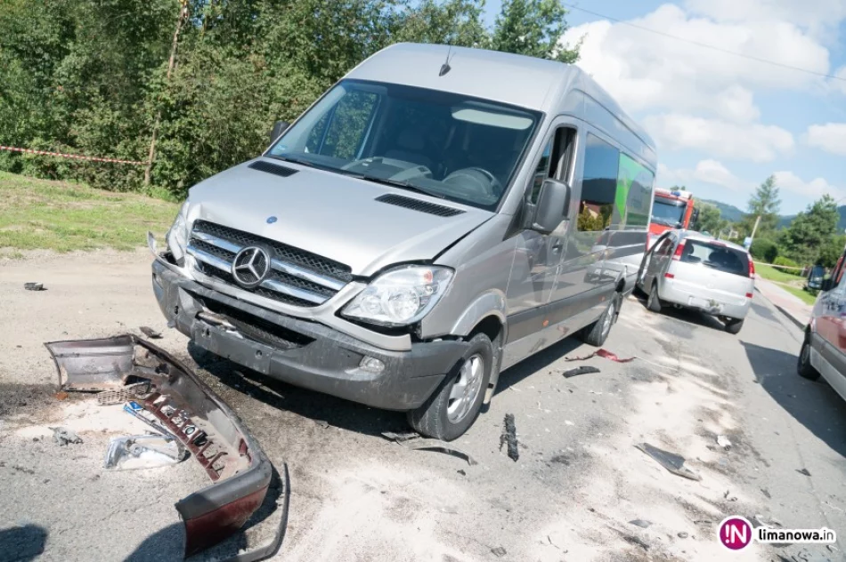 Zderzenie czterech samochodów. Dwie osoby ranne - zdjęcie 3