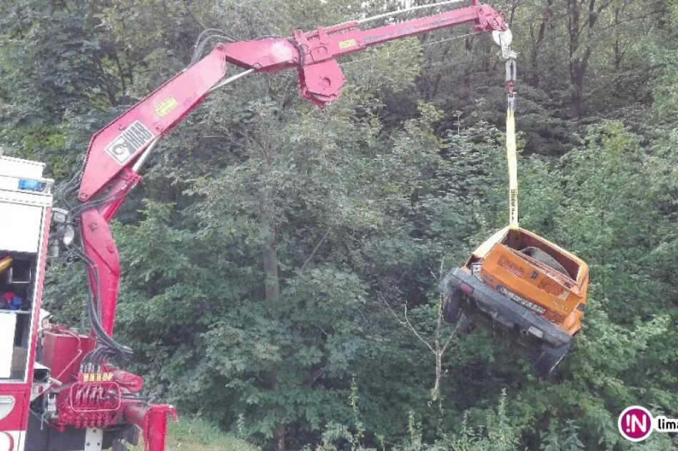 Skradziony 'maluch' został odnaleziony w głębokim korycie potoku - zdjęcie 3