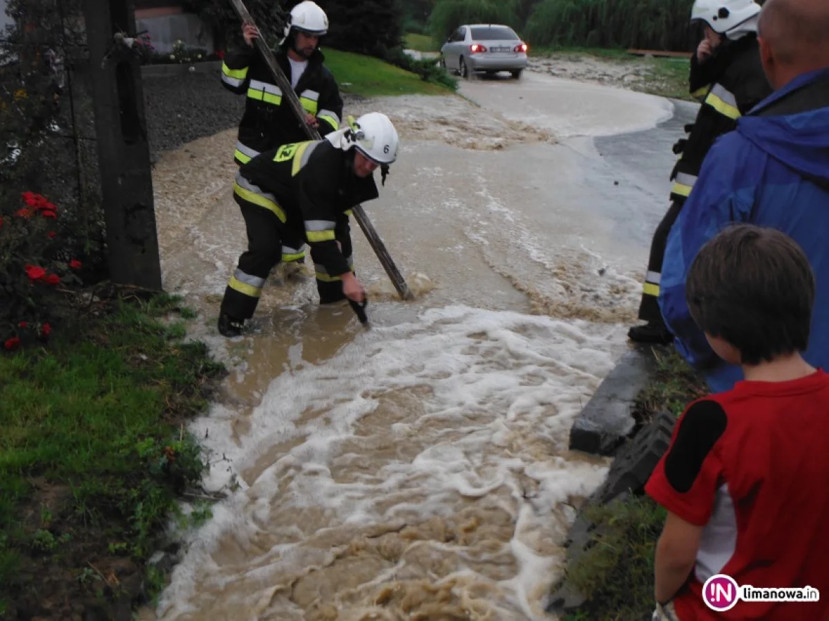 50 litrów deszczu na m2. 'Było groźnie' - podtopione piwnice, podmyte drogi