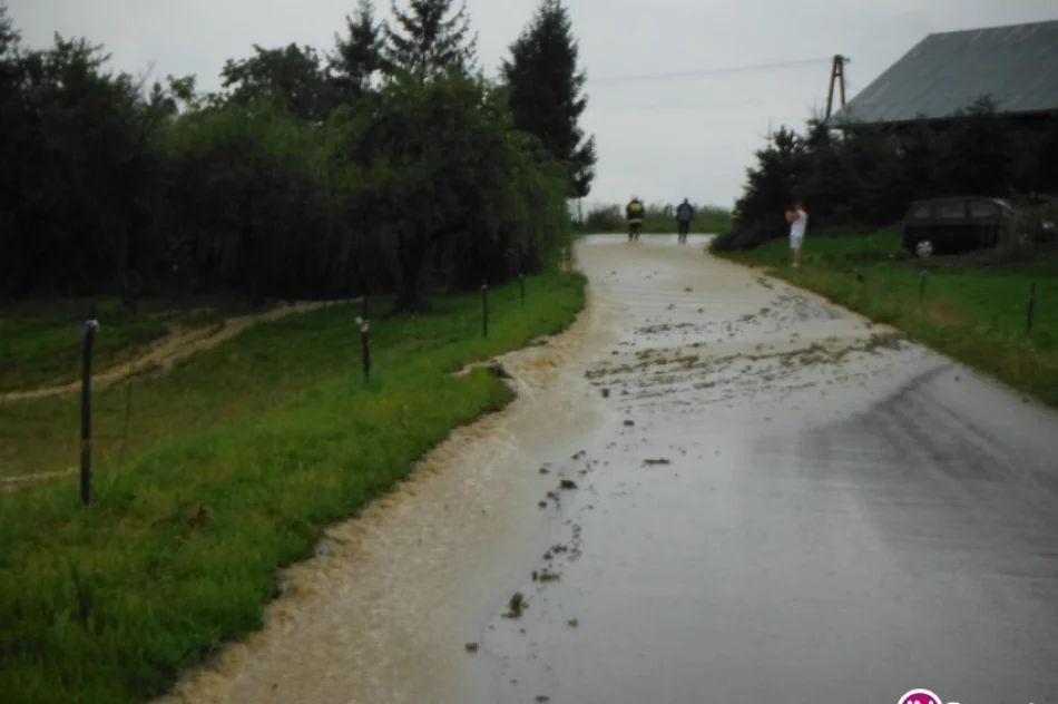 50 litrów deszczu na m2. 'Było groźnie' - podtopione piwnice, podmyte drogi - zdjęcie 3