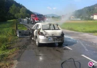 Samochód spłonął na drodze - zdjęcie główne