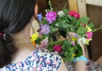 Dzieci stworzyły tradycyjne wianki z ziół i kwiatów - zdjęcie główne